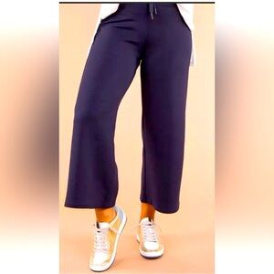 Spanx AirEssentials Cropped Wide Leg Pant
Medium Navy